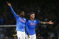 サッカー欧州チャンピオンズリーグ、グループA第1節、ナポリ対リバプール。チーム2点目を決めてジョバンニ・ディ・ロレンツォ（右）と喜び合うナポリのアンドレフランク・ザンボ・アンギサ（2022年9月7日撮影）。(c)Filippo MONTEFORTE / AFP