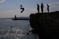 仏南部ニースで、海に飛び込む少年たち（2018年8月2日撮影）。(c)AFP PHOTO /  VALERY HACHE