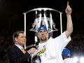 08NFL第43回スーパーボウル、ヴィンス・ロンバルディ・トロフィー（Vince Lombardi Trophy）を持ちインタビューに応じるピッツバーグ・スティーラーズのベン・ロスリスバーガー（右）。（2009年2月1日撮影）(c)AFP/Getty Images/Jamie Squire