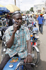 ナイジェリア・ラゴス（Lagos）で、バイクに乗ったまま携帯電話で話す男性（2008年8月18日撮影）。(c)AFP/PIUS UTOMI EKPEI