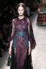 フランス・パリ市内で発表された「ヴァレンティノ（VALENTINO）」14年春夏コレクション（2013年10月1日撮影）。(c)AFP/PATRICK KOVARIK