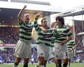 後半12分に決勝点を決め、水野晃樹（%%Koki Mizuno%%、右）やスコット・ブラウン（%%Scott Brown%%）と共に歓喜するセルティックのスコット・マクドナルド（中央）。（2008年12月27日撮影）(c)AFP/GRAHAM STUART