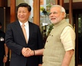 インド・アーメダバード（Ahmedabad）のホテルで握手するインドのナレンドラ・モディ（Narendra Modi）首相（右）と中国の習近平（Xi Jinping）国家主席（2014年9月17日グジャラート州情報局提供）。(c)AFP/Gujarat Information Bureau