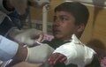 パキスタン北西部ペシャワル（Peshawar）で、イスラム武装勢力による襲撃があった学校で負傷し、病院で治療を受ける子ども（2014年12月16日撮影）。(c)AFP/Aftab Ahmed
