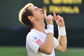 テニス、ウィンブルドン選手権（The Championships Wimbledon 2012）は6日、男子シングルス準決勝が行われ、大会第4シードのアンディ・マレー（Andy Murray、英国）は6-3、6-4、3-6、7-5で大会第5シードのジョーウィルフリード・ツォンガ（Jo-Wilfried Tsonga、フランス）を下し、英国人選手としては74年ぶりの決勝進出を果たした。

試合に勝利し歓喜するアンディ・マレー（2012年7月6日撮影）。(c)AFP/GLYN KIRK