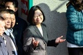 台湾・新北市の投票所に到着した民主進歩党の蔡英文総統（2020年1月11日撮影）。(c)AFP/Sam Yeh