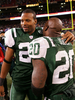 試合を終え勝利を喜ぶジェッツのケリー・ローズ（%%Kerry Rhodes%%、左）とトマス・ジョーンズ（%%Thomas Jones%%）。(c)AFP/Getty Images Jim McIsaac