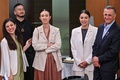 都内で先進7か国（G7）の大使らと面会した元人質のイスラエル人女性ノア・アルガマニさん（左から3人目、2024年8月21日撮影）。(c) Richard A. Brooks / AFP