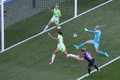 女子サッカー欧州チャンピオンズリーグ決勝、FCバルセロナ対VfLボルフスブルク。チーム3点目を決めるFCバルセロナのフリドリーナ・ロルフォ（下、2023年6月3日撮影）。(c)Simon Wohlfahrt / AFP