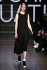 米ニューヨーク市内で発表された「DKNY」15/16年秋冬コレクション（2015年2月15日撮影）。(c)AFP/Getty Images/Neilson Barnard