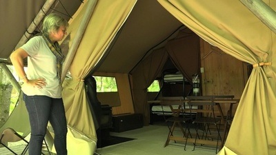 動画：羽毛ベッドにミニ冷蔵庫、北米の大自然の中で楽しむフランス流グランピング