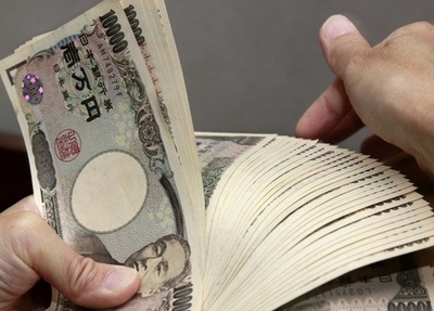 日本の借金、初めて1000兆円超える
