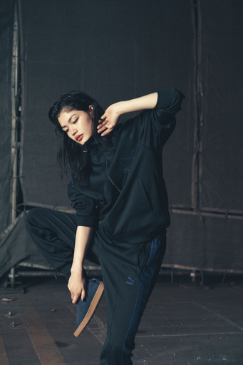 「プーマ」 POGGY氏とコラボ、“小鉤”取り入れたスウェード50周年モデル