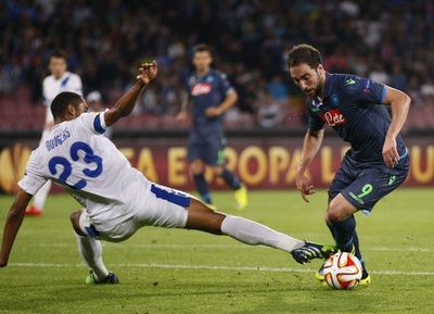 ナポリ、初戦ホームでドニエプルと引き分ける ヨーロッパリーグ