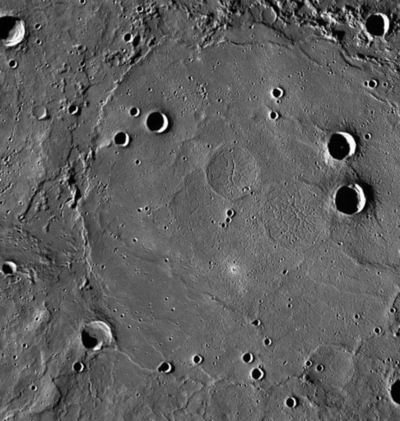水星の大平原、裂けた大地からあふれた溶岩流の川で形成