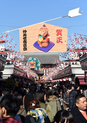 申の干支飾りも登場、年の瀬のにぎわい見せる浅草・仲見世