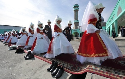 50組の新郎新婦、幸せも50通り？キルギス