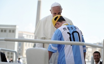 ローマ法王、ダウン症児を「パパモビル」に座らせる