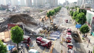 動画:韓国で解体中のビル倒壊、その瞬間捉えた映像 バス下敷きに、9人死亡