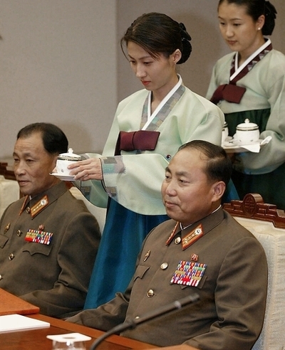 「お茶くみ」強いられた女性教師を支持、韓国最高裁