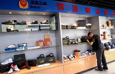 北京五輪中も堂々販売の偽ブランド品、売り上げは好調