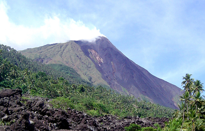 インドネシアのカランゲタン火山で噴火の兆候、300世帯が避難