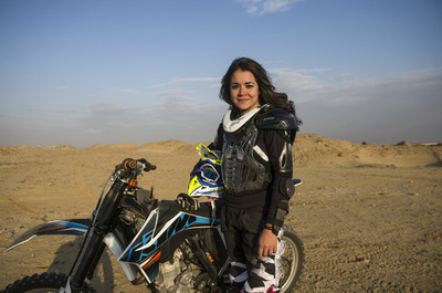 砂漠や街を疾走、エジプトの女性バイカーたち