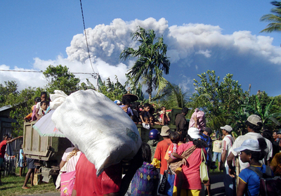 火山噴火目前か、インドネシアのガムコノラ山