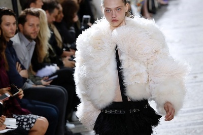 「プロエンザ スクーラー」17/18年秋冬パリ・オートクチュール