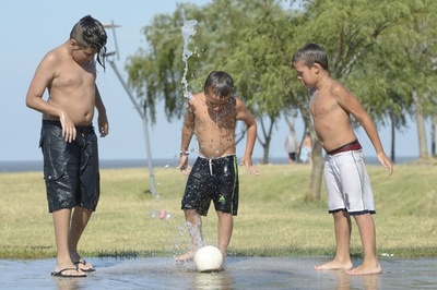 猛暑のブエノスアイレス、川辺で水遊び 停電への抗議も