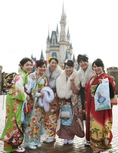 東京ディズニーランドで成人式 ミッキー、ミニーが門出を祝福