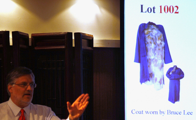 ブルース・リーのコートに600万円、香港でオークション