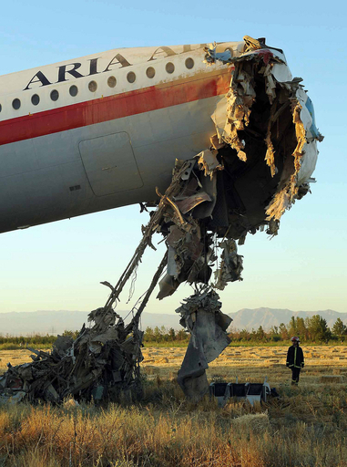 イラン旅客機が着陸失敗、壁に激突 17人死亡