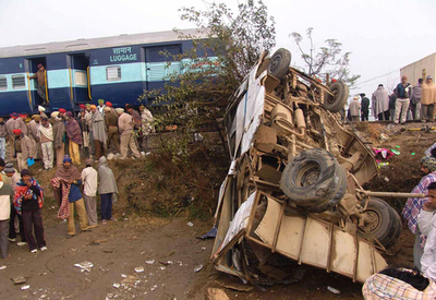 インド北部で列車とスクールバスが衝突、子供8人を含む少なくとも18人が死亡