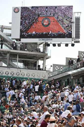 金属板落下で錦織の試合が一時中断、3人軽傷