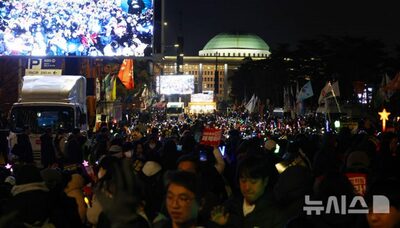 「若者に申し訳ない」「年長者がいて心強い」…韓国「弾劾」ろうそく集会、全世代が一つになった