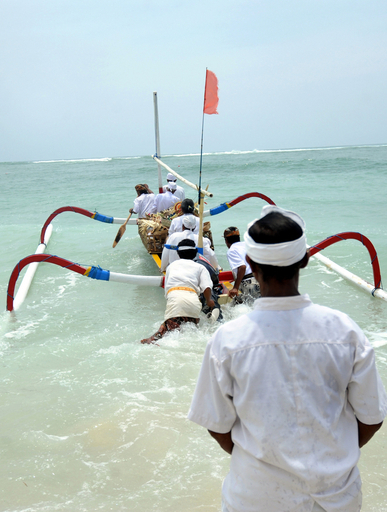 バリ島ビーチでヒンズー教の儀式