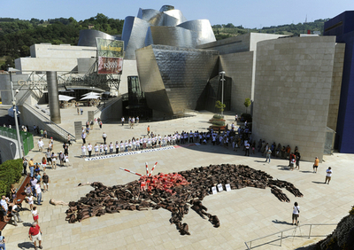 裸体がつくる巨大なウシ、闘牛に抗議 スペイン