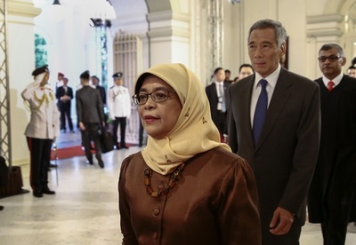 シンガポールで初の女性大統領が就任 無投票で当選に批判も