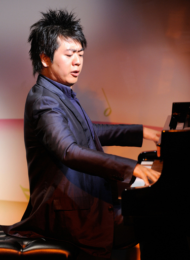 中国人若手ピアニストのラン・ラン氏、子どもたちにレッスン