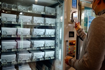 マスクの自動販売機、台湾の保健センターに登場