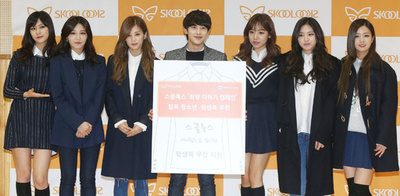 ゼアのシワンとA Pink、制服の無料支援イベントに登場