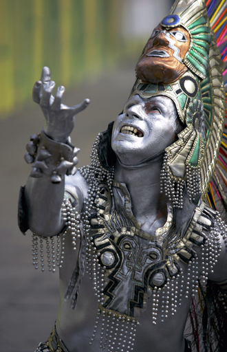 メキシコ、路上で古代アステカ踊り