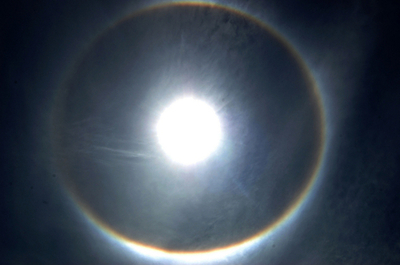 太陽の周りに神秘的な光の輪、インドで観測