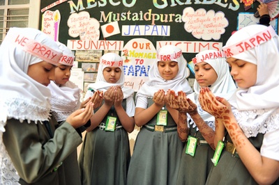 地震・津波の犠牲者らに祈り、インド