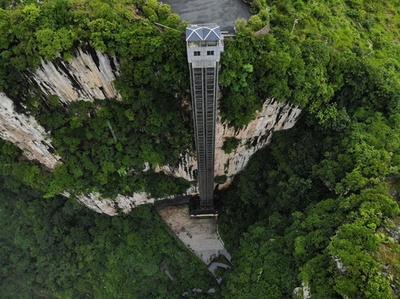点検作業も命懸け？ 峡谷上下結ぶ108メートルのエレベーター 中国