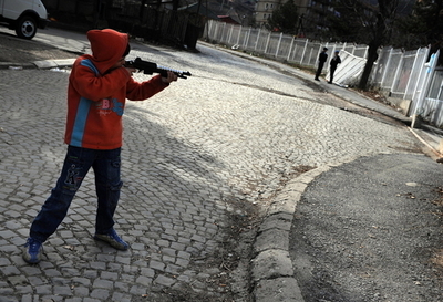 コソボ国際治安部隊、セルビア人占拠の裁判所を包囲