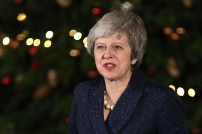 メイ英首相、与党で信任獲得 反対も3分の1、離脱案承認なお険しく