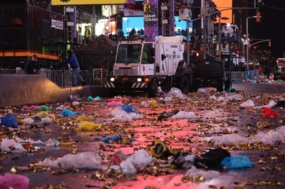 米NYで恒例の年越しイベント、終了後はごみだらけ