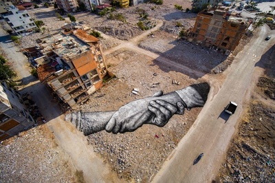 がれきの上に巨大アート作品 トルコ大地震の被災地